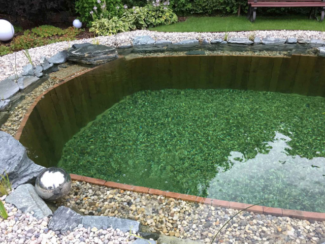 Naturpool, Schwimmteich mit kunstharzgebundenem Kiesboden